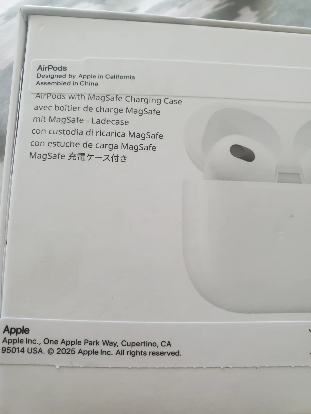 Apple AirPods with MagSafe Charging Case