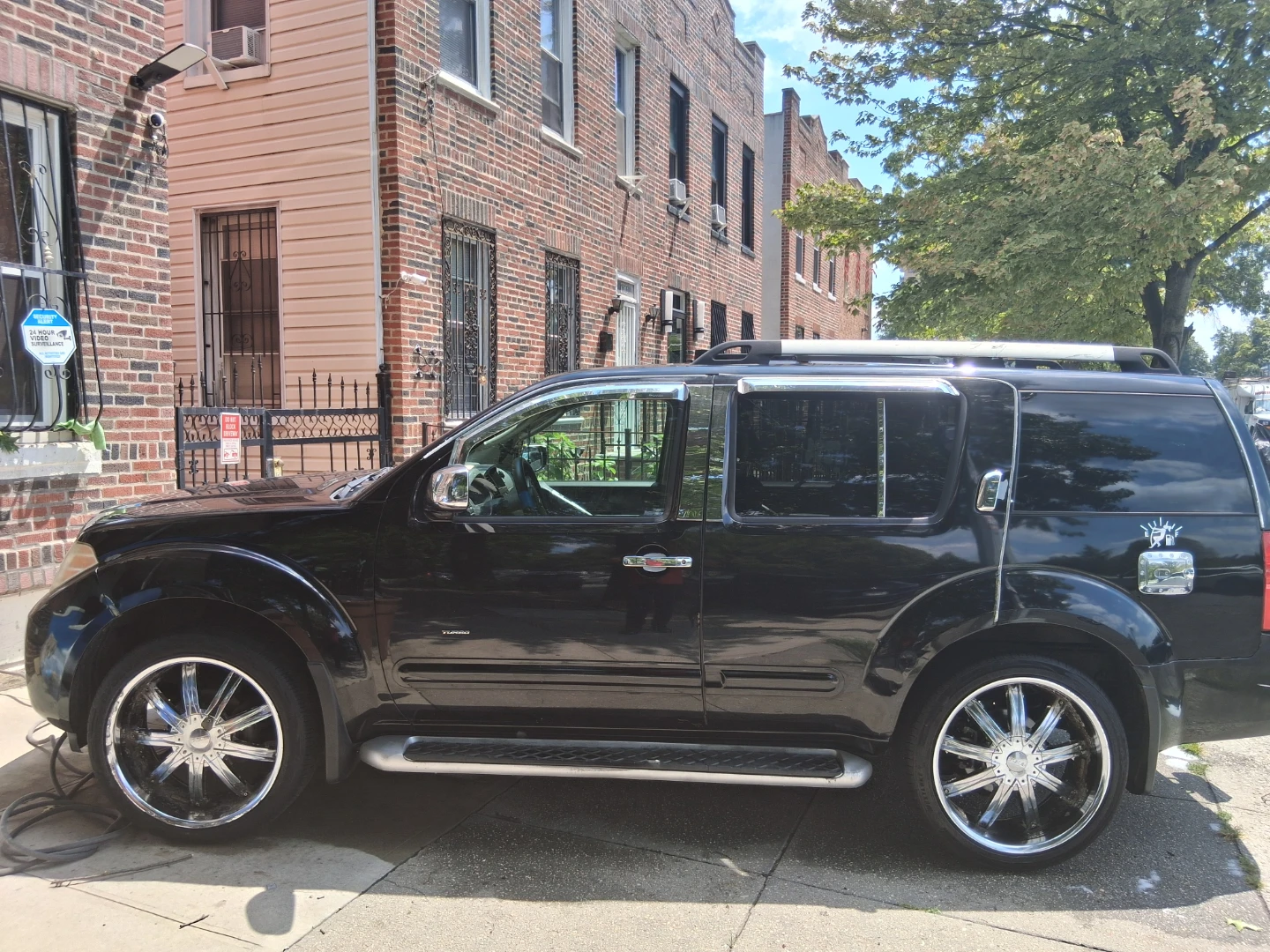 Nissan Pathfinder 4x4 SUV - photo 2