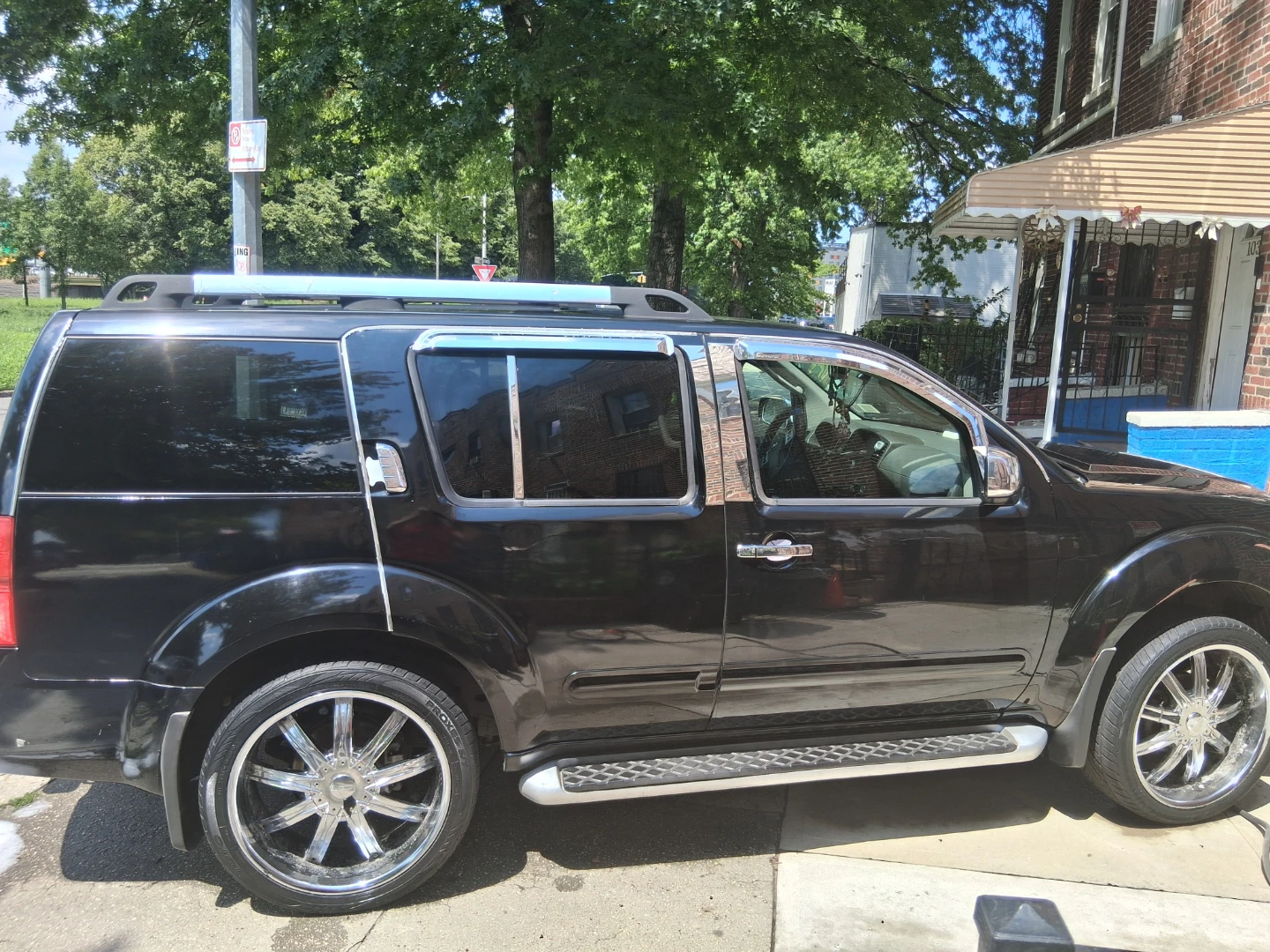 Nissan Pathfinder 4x4 SUV - photo 3