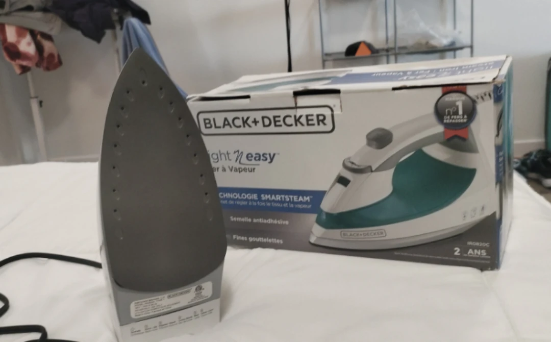 BLACK+DECKER Light 'n Easy Steam Iron - photo 2