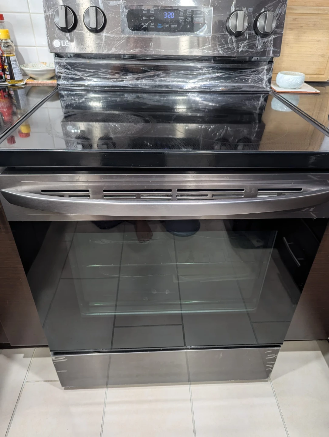LG 30" Electric Range – Black Stainless Steel - photo 3