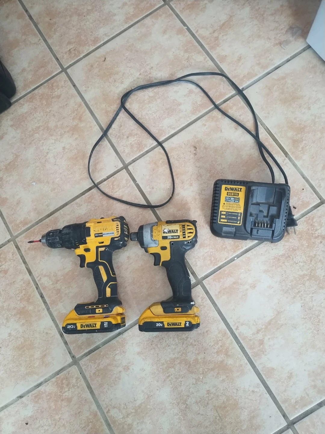 DeWalt 20V MAX Cordless Drill and Impact Driver Combo Kit