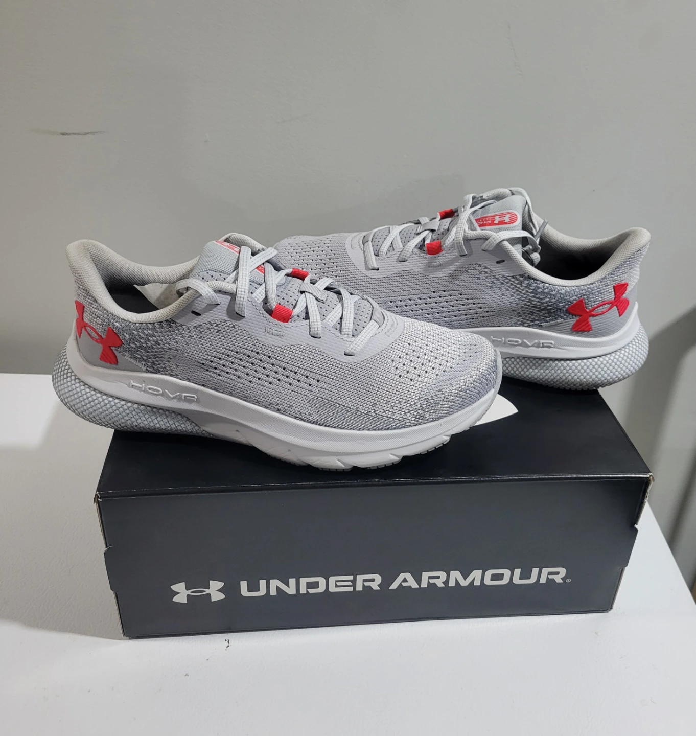 WOMEN'S UNDERARMOUR SHOES 8.5