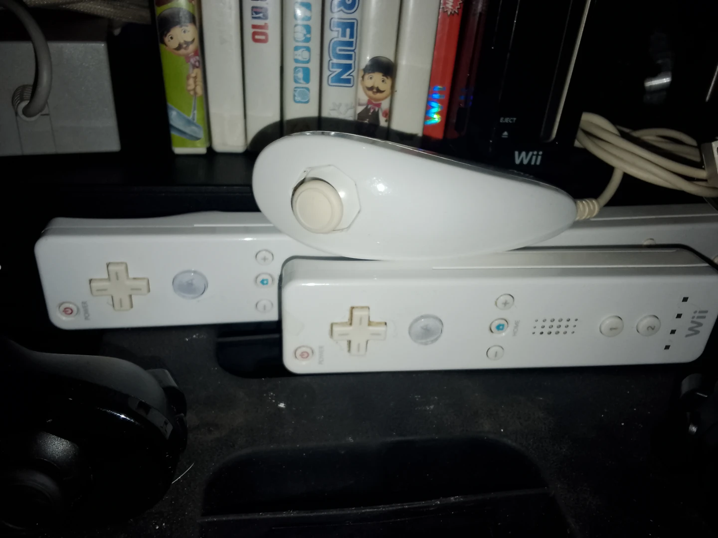 Nintendo Wii Console Bundle with Games and Controllers - photo 3