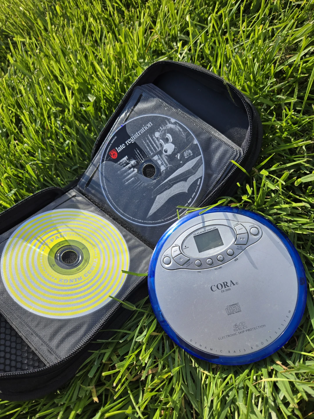 *unworking* Portable CD Player - photo 4