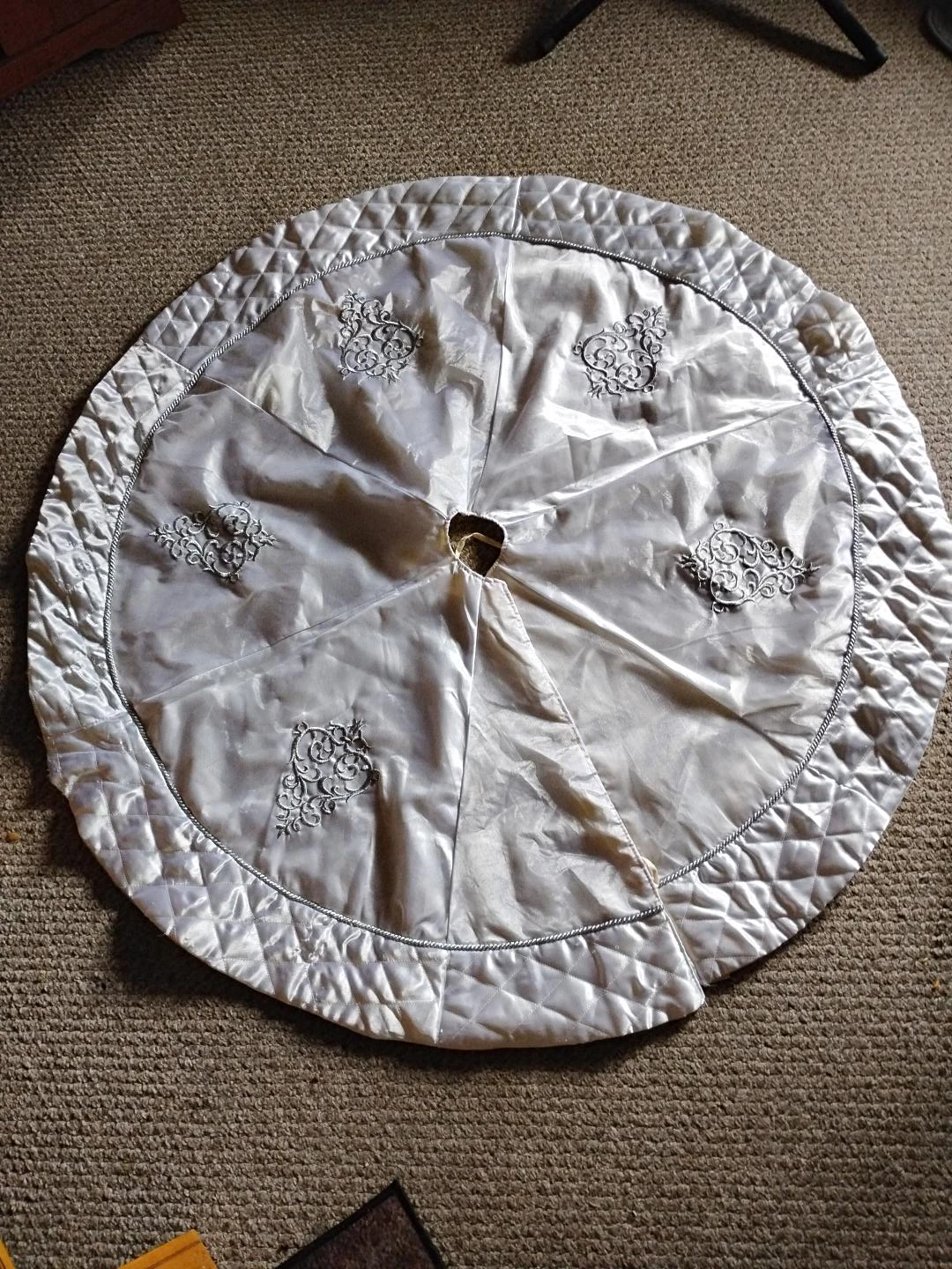 Alfred Sung designer Elegant  Quilted & Embroidered  Tree Skirt - photo 2