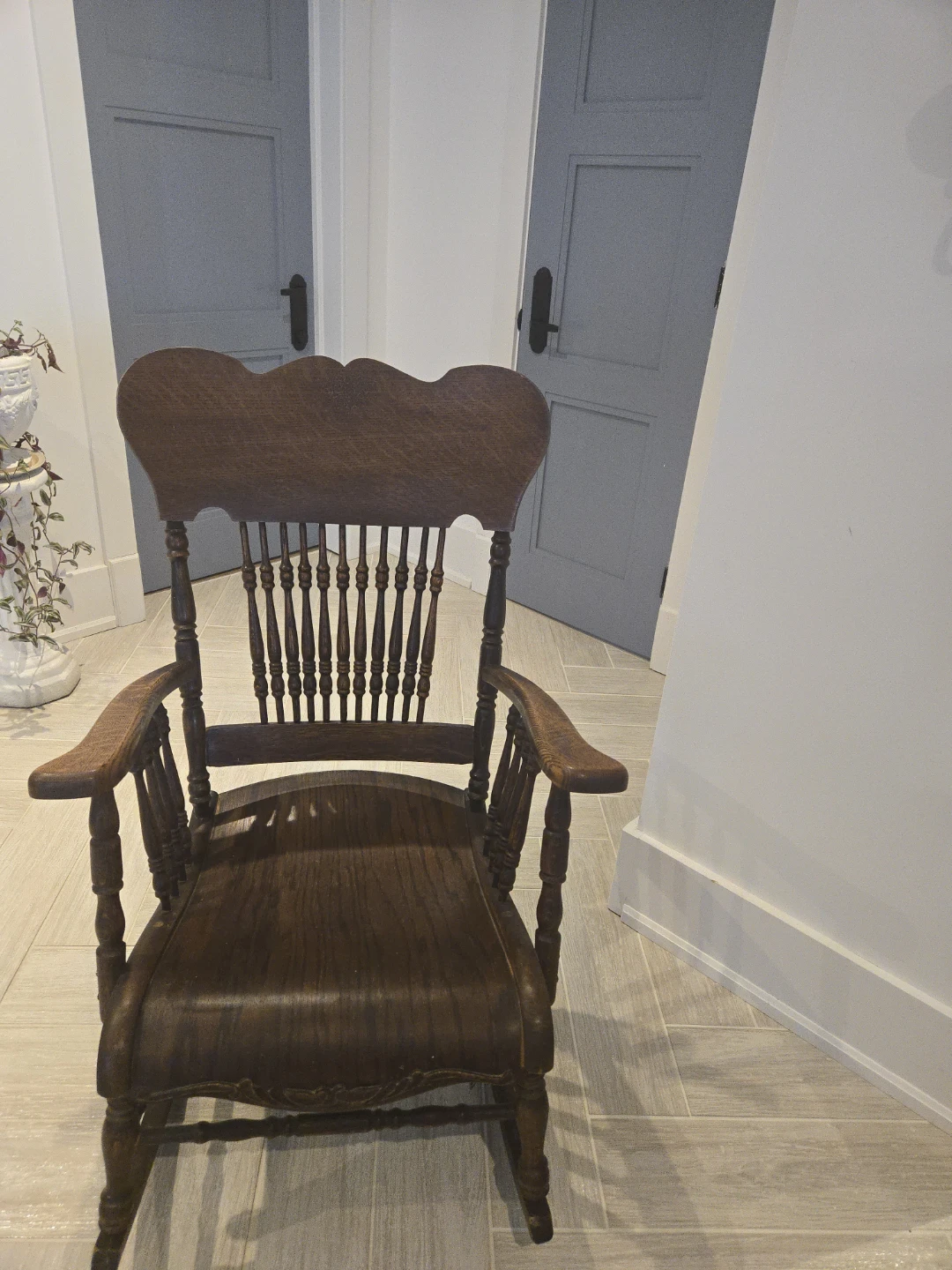 Vintage Wooden Rocking Chair - photo 2