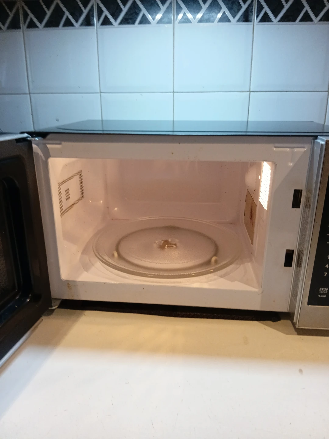 Hamilton Beach Compact Microwave READ DESCRIPTION ON SIZE - photo 2