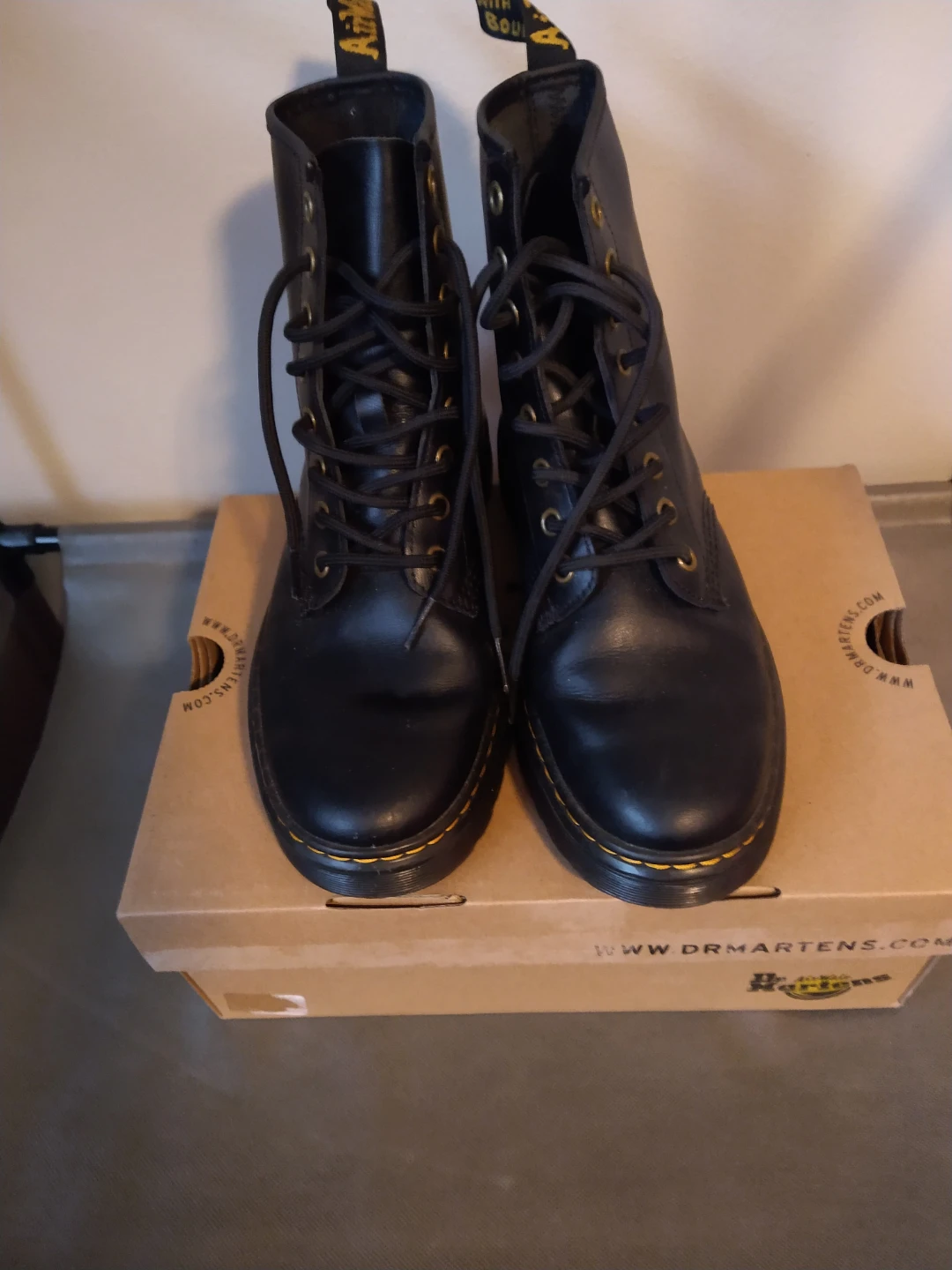 NEW Dr. Martens Classic 1460 Smooth Leather Women's Size 7 - photo 4