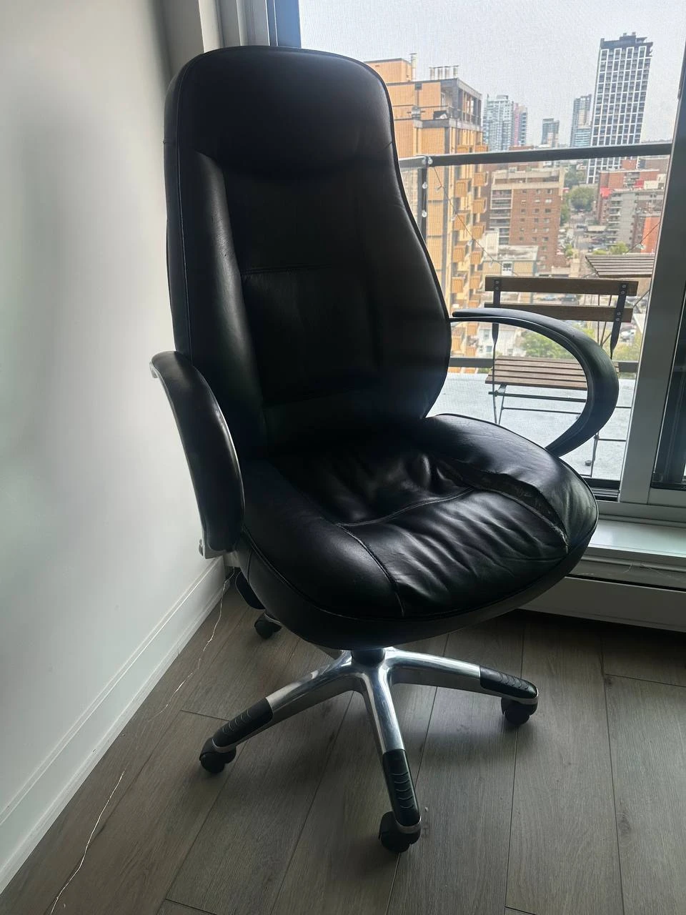 Free office chair — fully functional, cosmetic damage only - photo 2