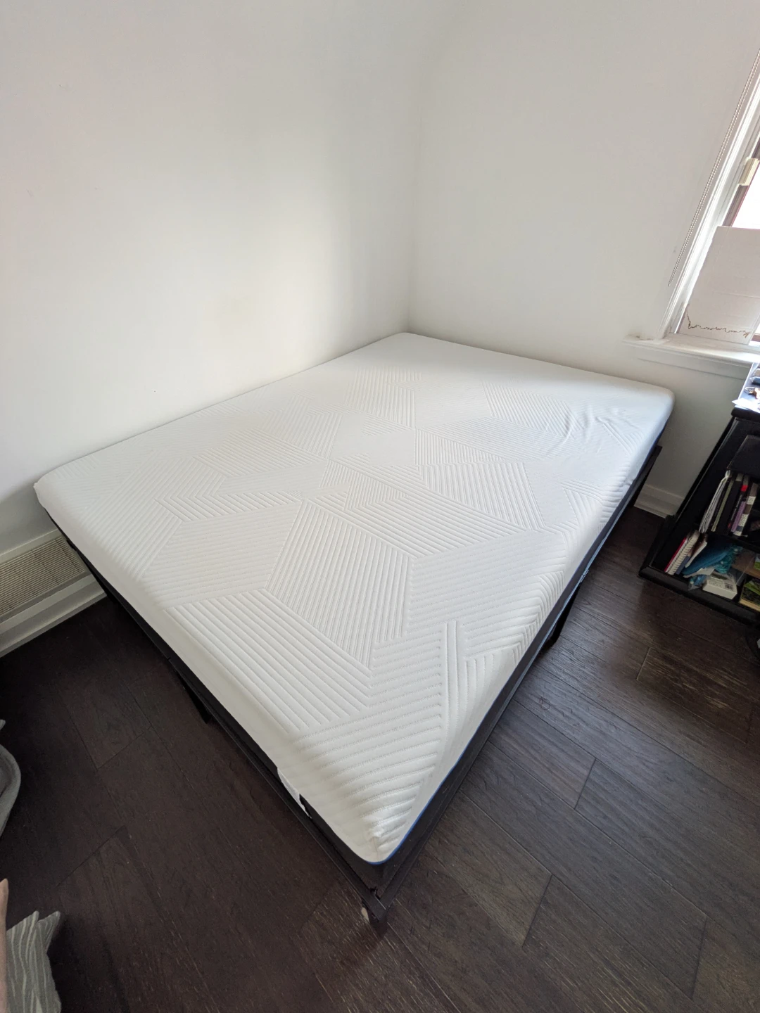Queen Gel Memory Foam Mattress + Bed Frame + 2 pillow cases