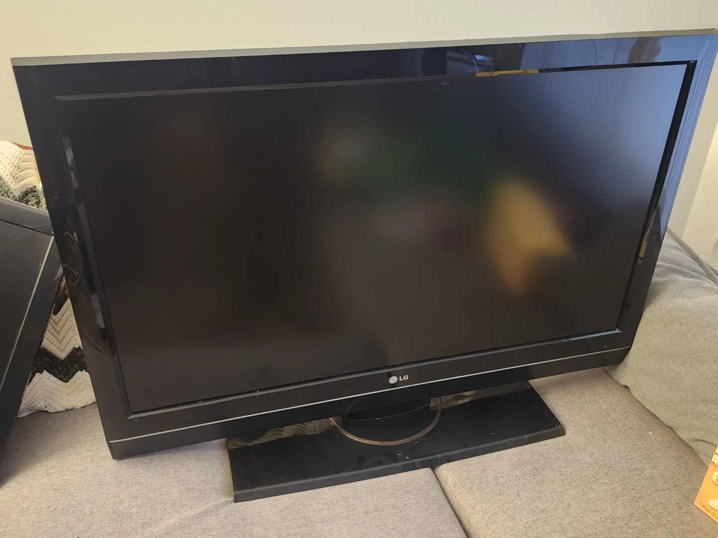 LG 42" LCD TV and 31" LCD TV - photo 2