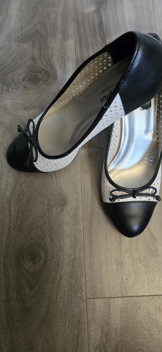 Black and White Cushioned Pumps - photo 2