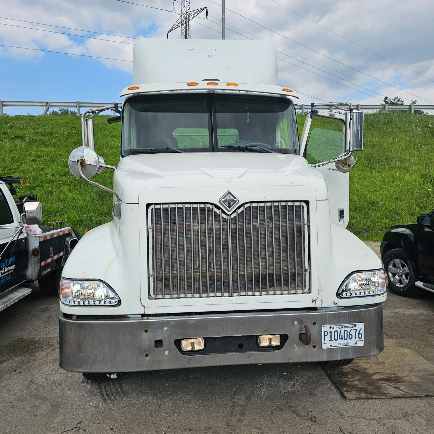 INTERNATIONAL 9200i SBA DAYCAB TRUCK - photo 2