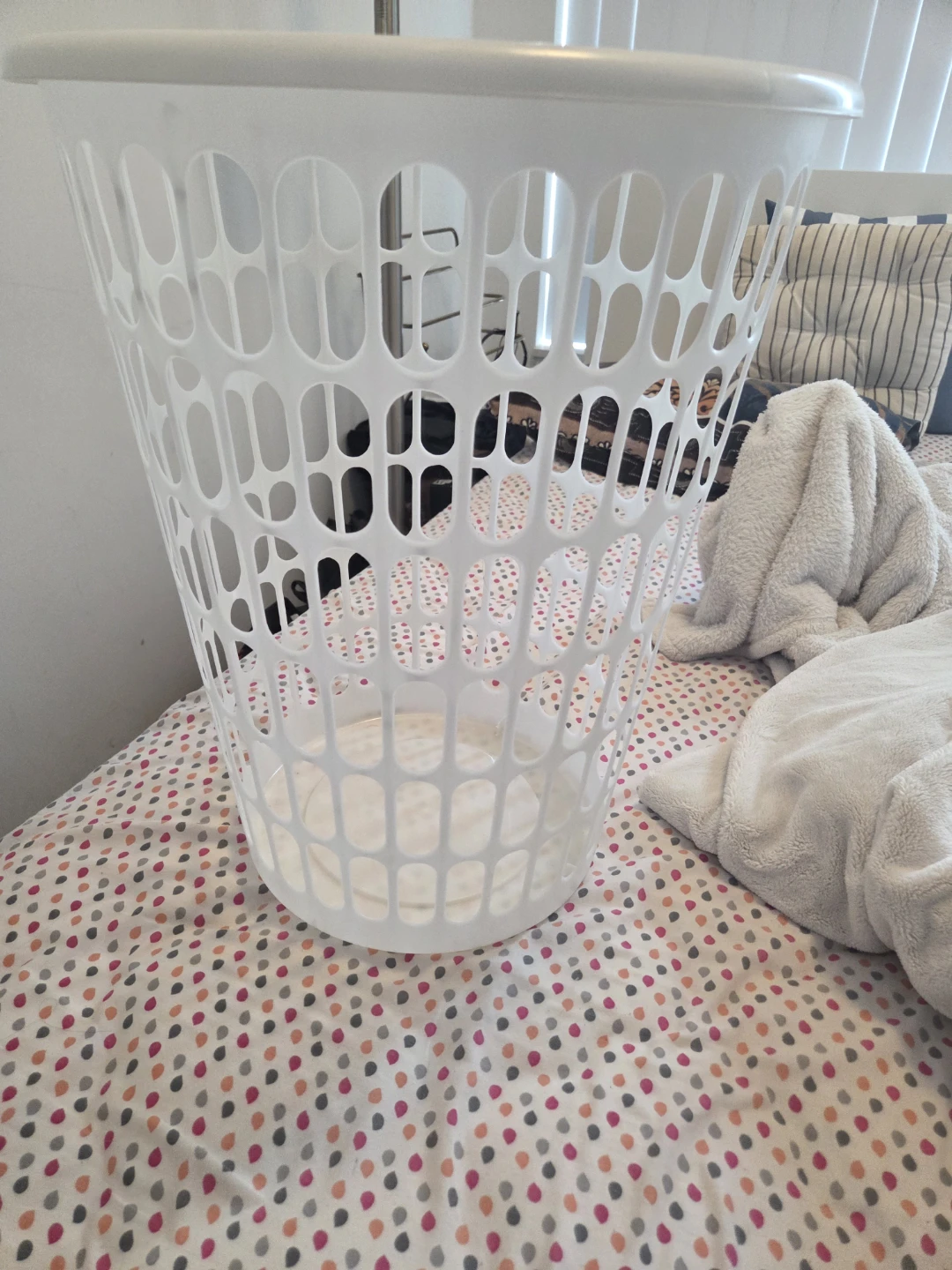White Plastic Laundry Basket - photo 2