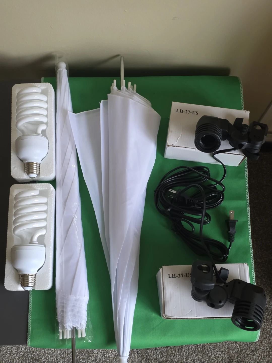 Photography Lighting Kit with 2 Umbrellas and 2 Bulbs