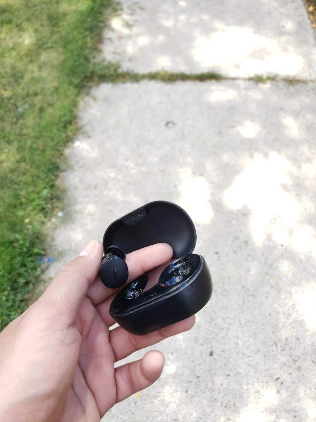 Bose Wireless left Earbud with charging case - photo 2