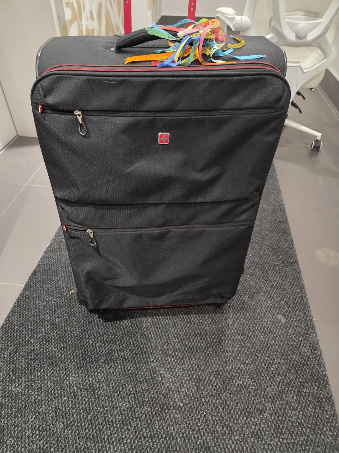 Black Swiss Gear Suitcase smoll Chinese and handal full no open