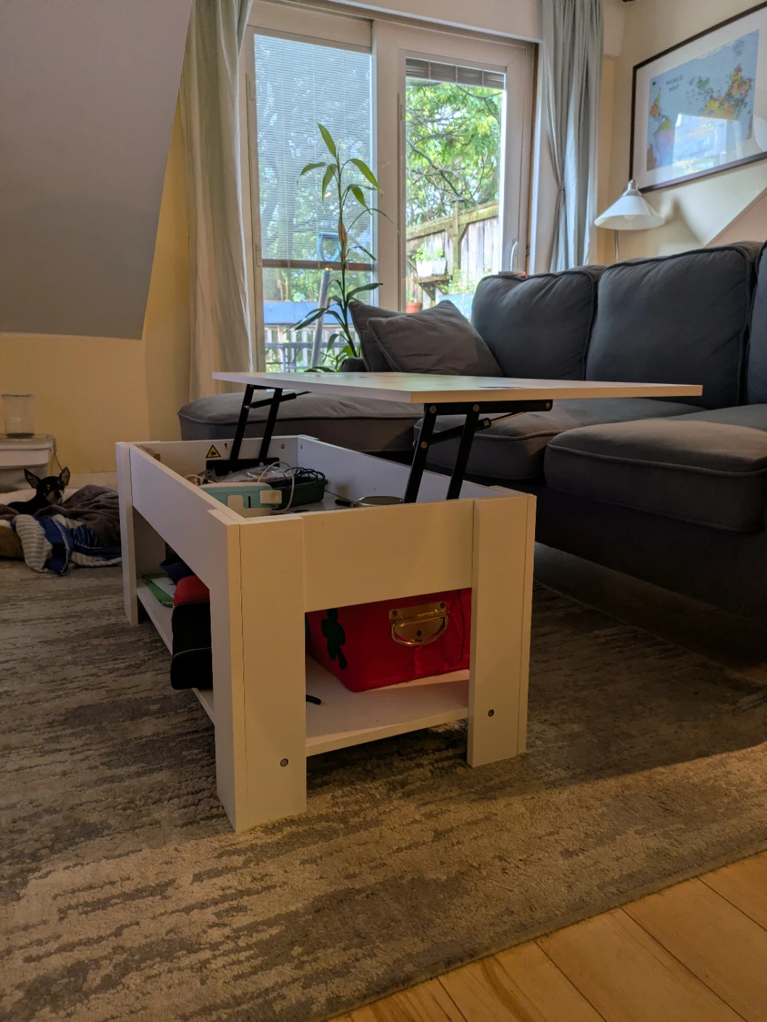 Near brand new lift top coffee table