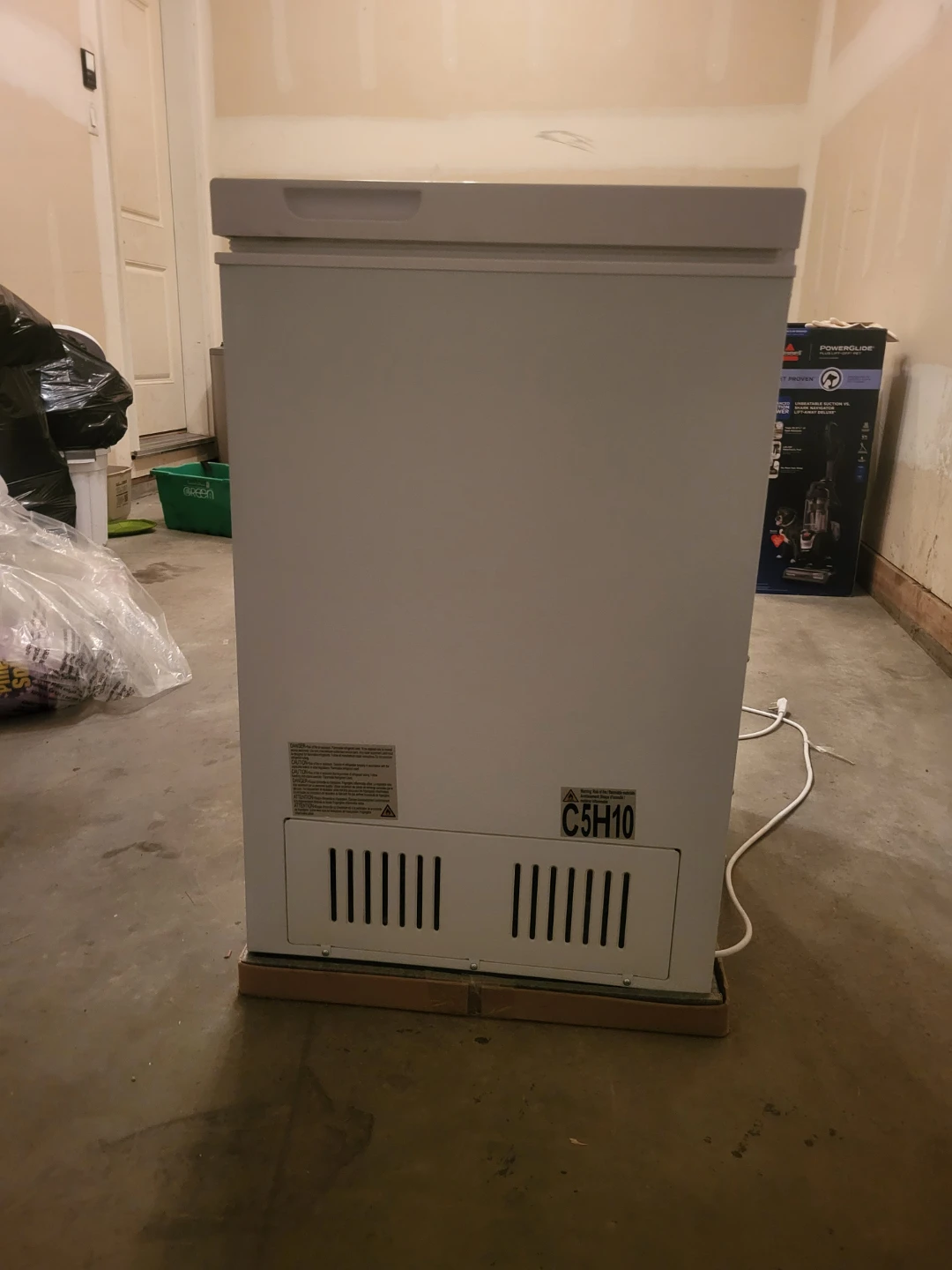 White Vissani Chest Freezer with Storage Baskets