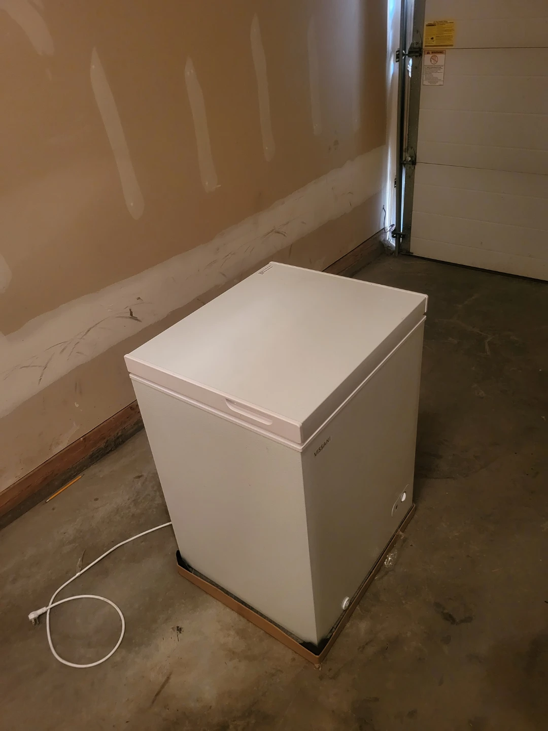 White Vissani Chest Freezer with Storage Baskets - photo 2