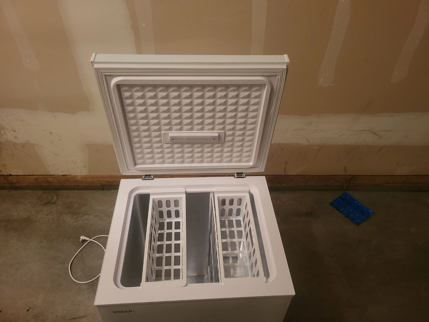 White Vissani Chest Freezer with Storage Baskets - photo 3