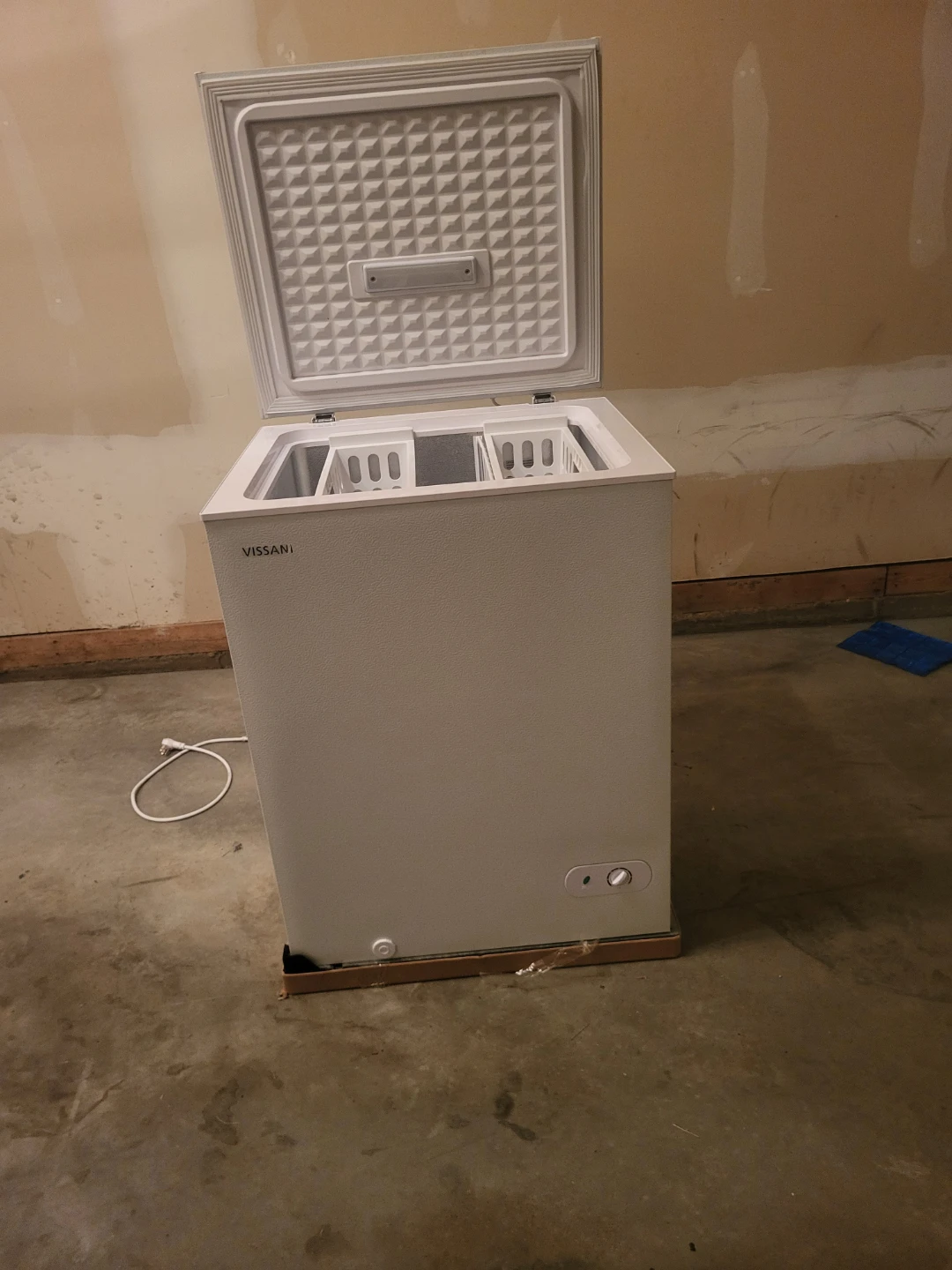 White Vissani Chest Freezer with Storage Baskets - photo 4