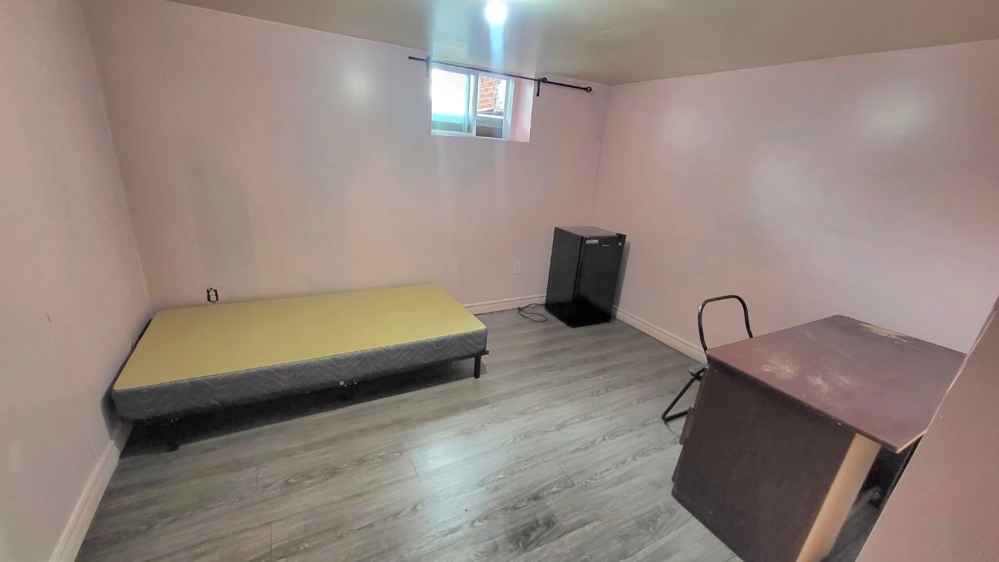 550$ Private Rooms for rent Males only