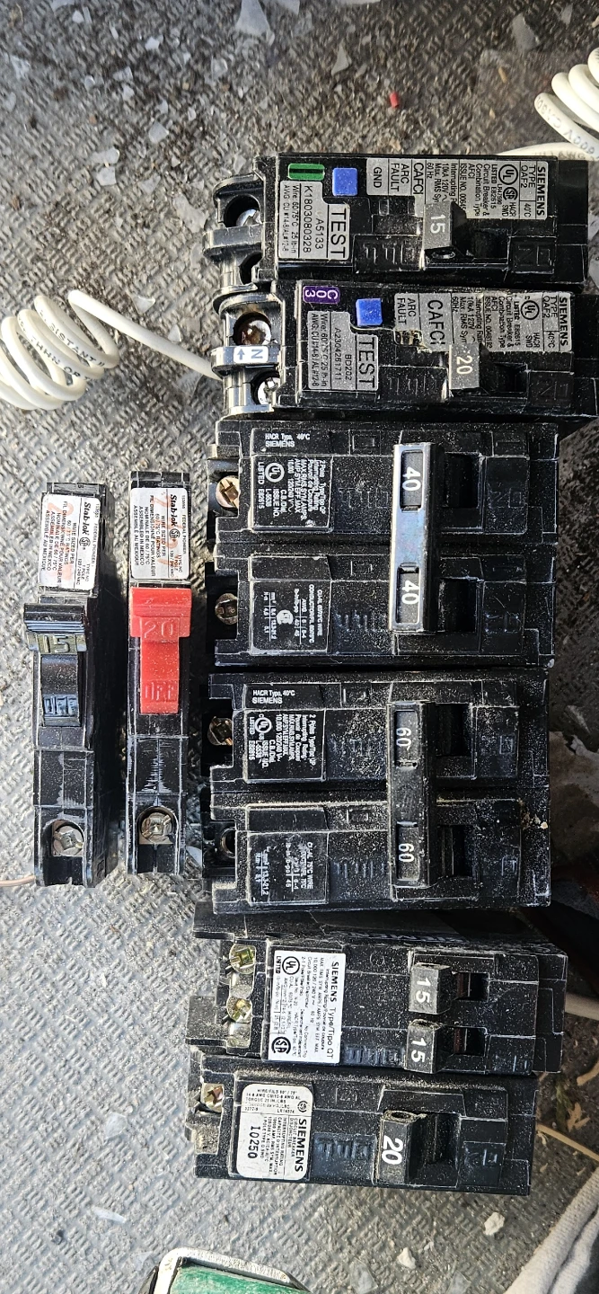 Various Siemens push on circuit breakers. - photo 2