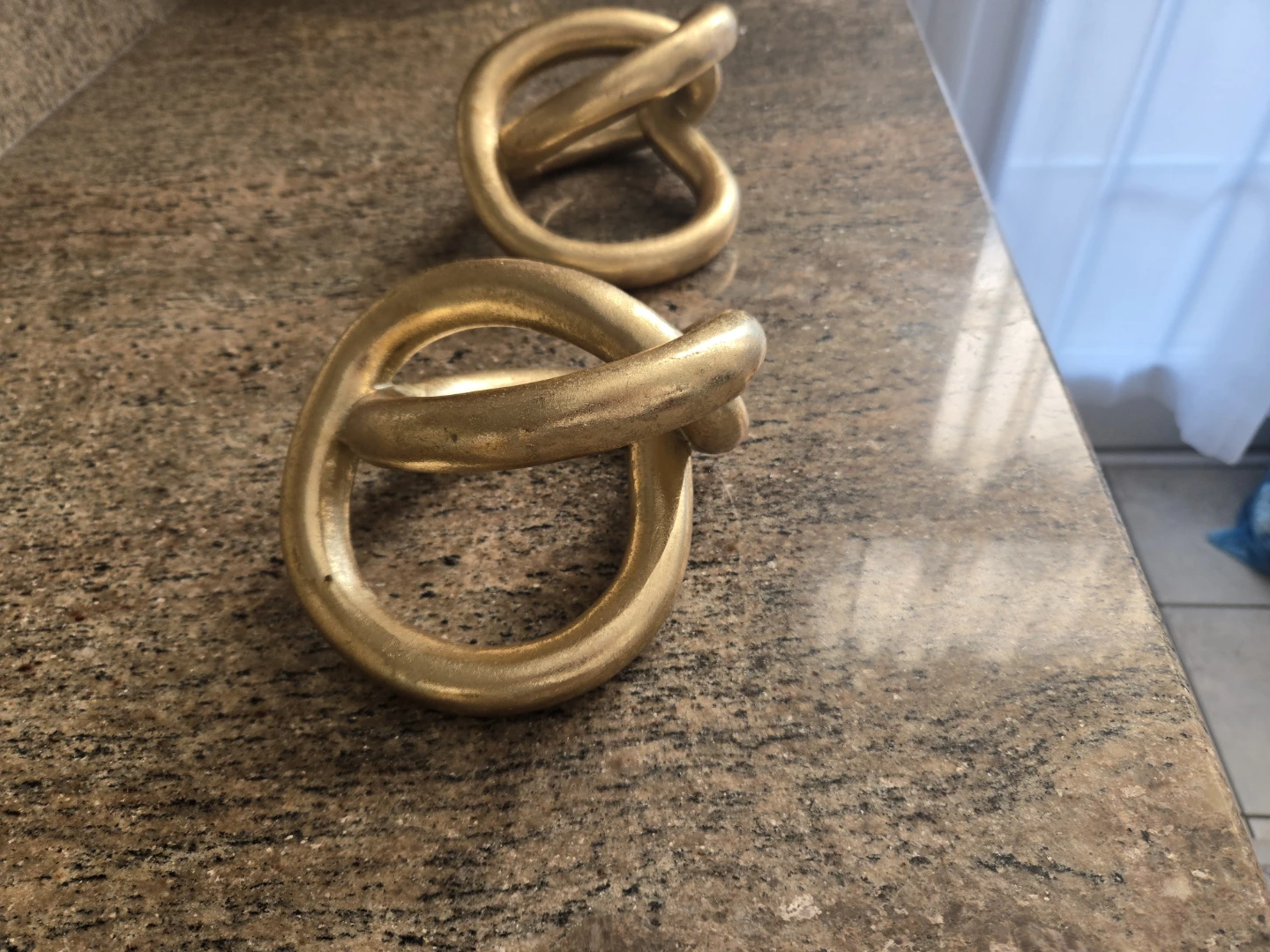 Set of 2 Gold Resin Knotted Sculptures - photo 2