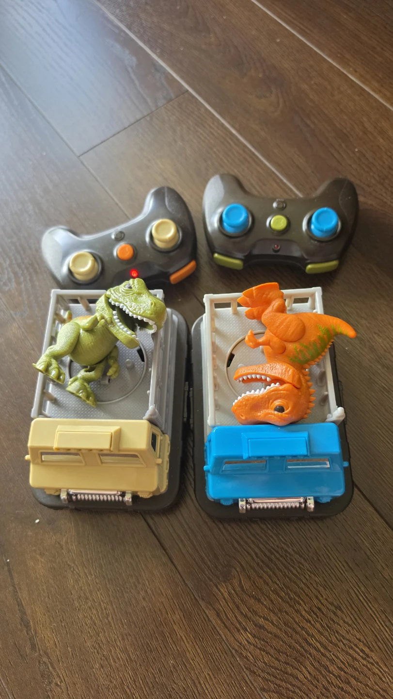 Battat RC Bumper Cars Tarbosaurus Dino Duel Set