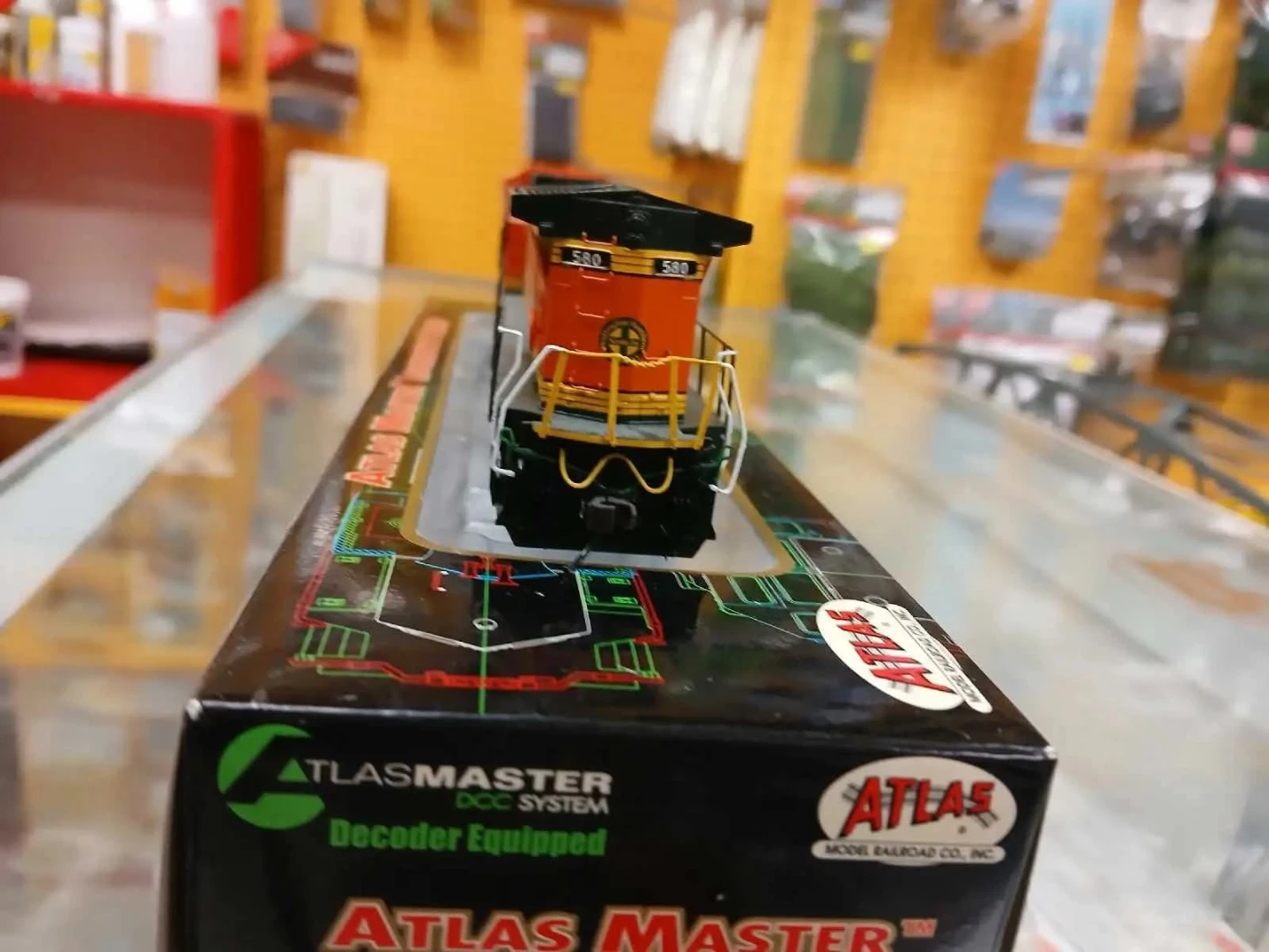 Atlas HO Scale BNSF Dash 8-40BW - photo 5