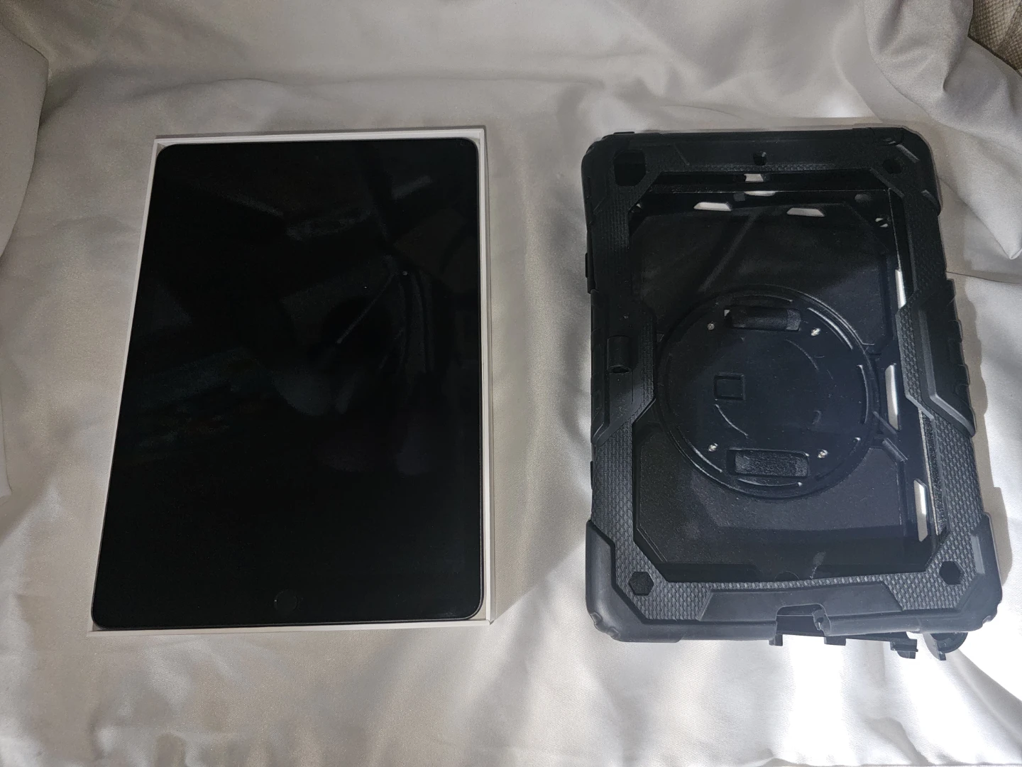 32GB IPAD 8th Generation WiFi(Lightly Used) w/CaseBot Cover