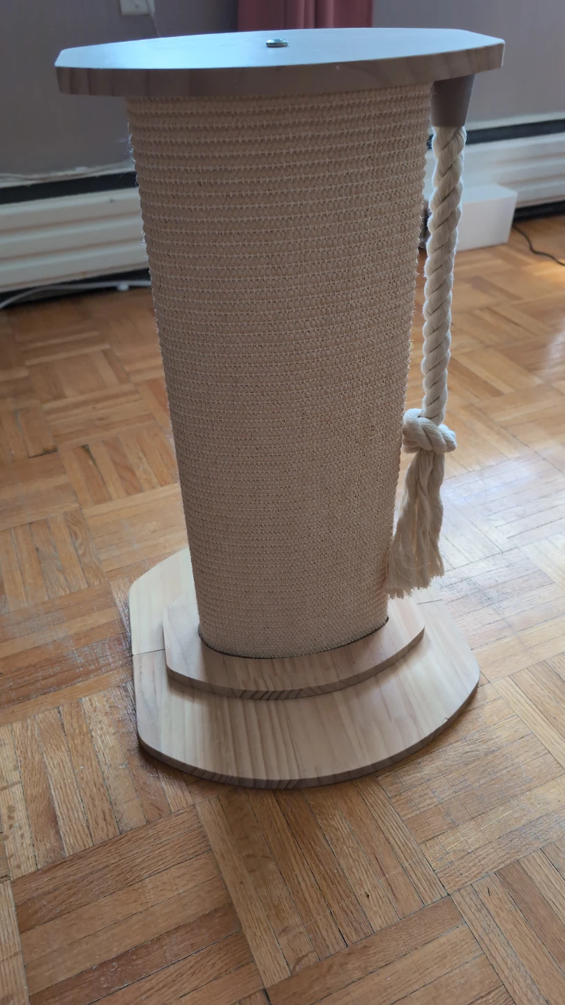 Cat scratching post with sisal rope