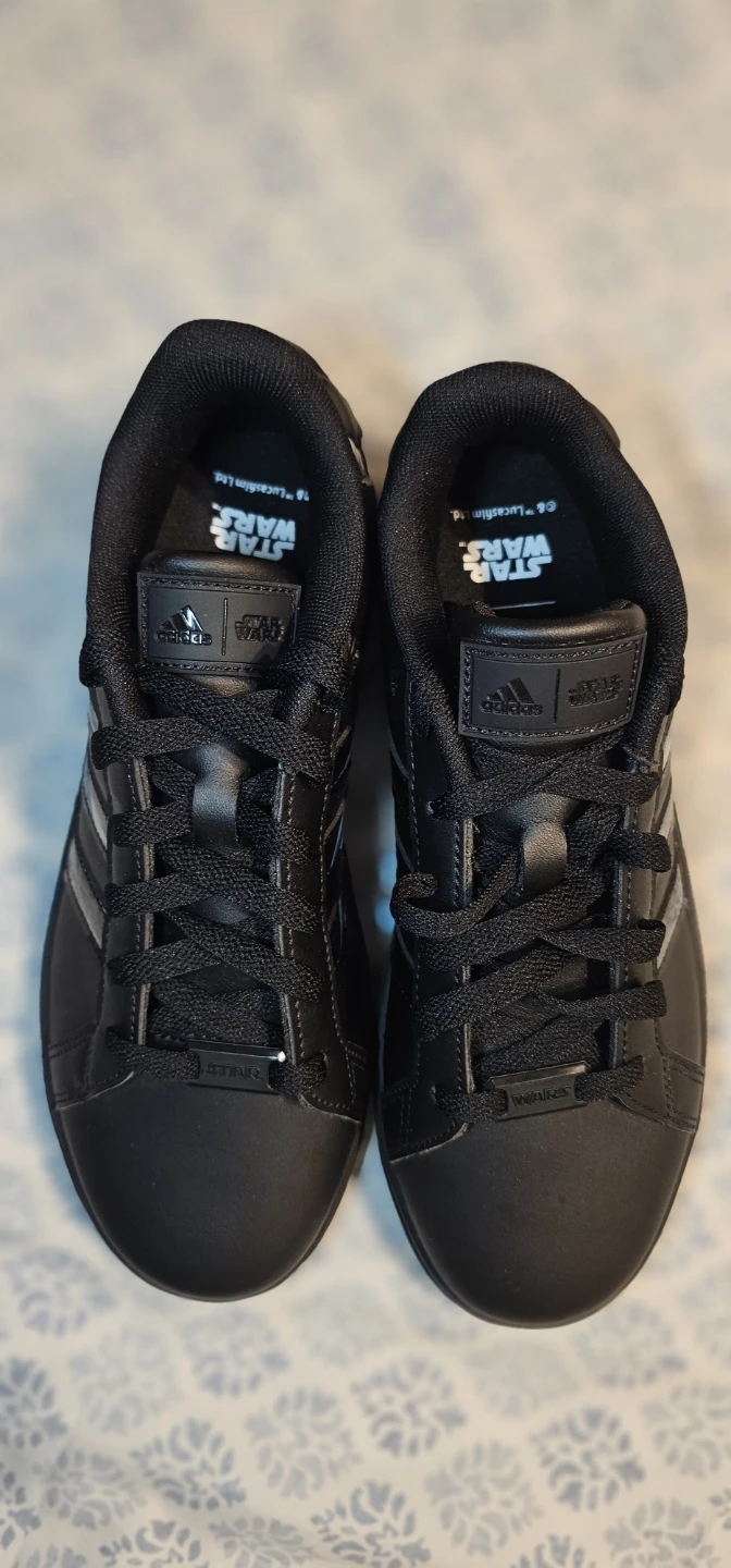 Adidas Star Wars Darth Vader size#4Y