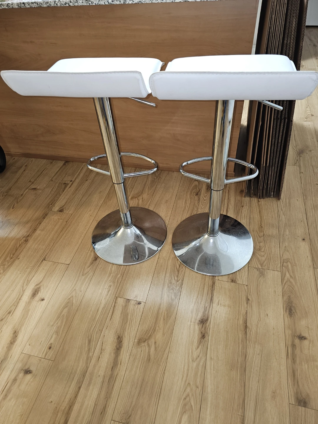 2 White Bar Stools and Round Table Set - photo 2