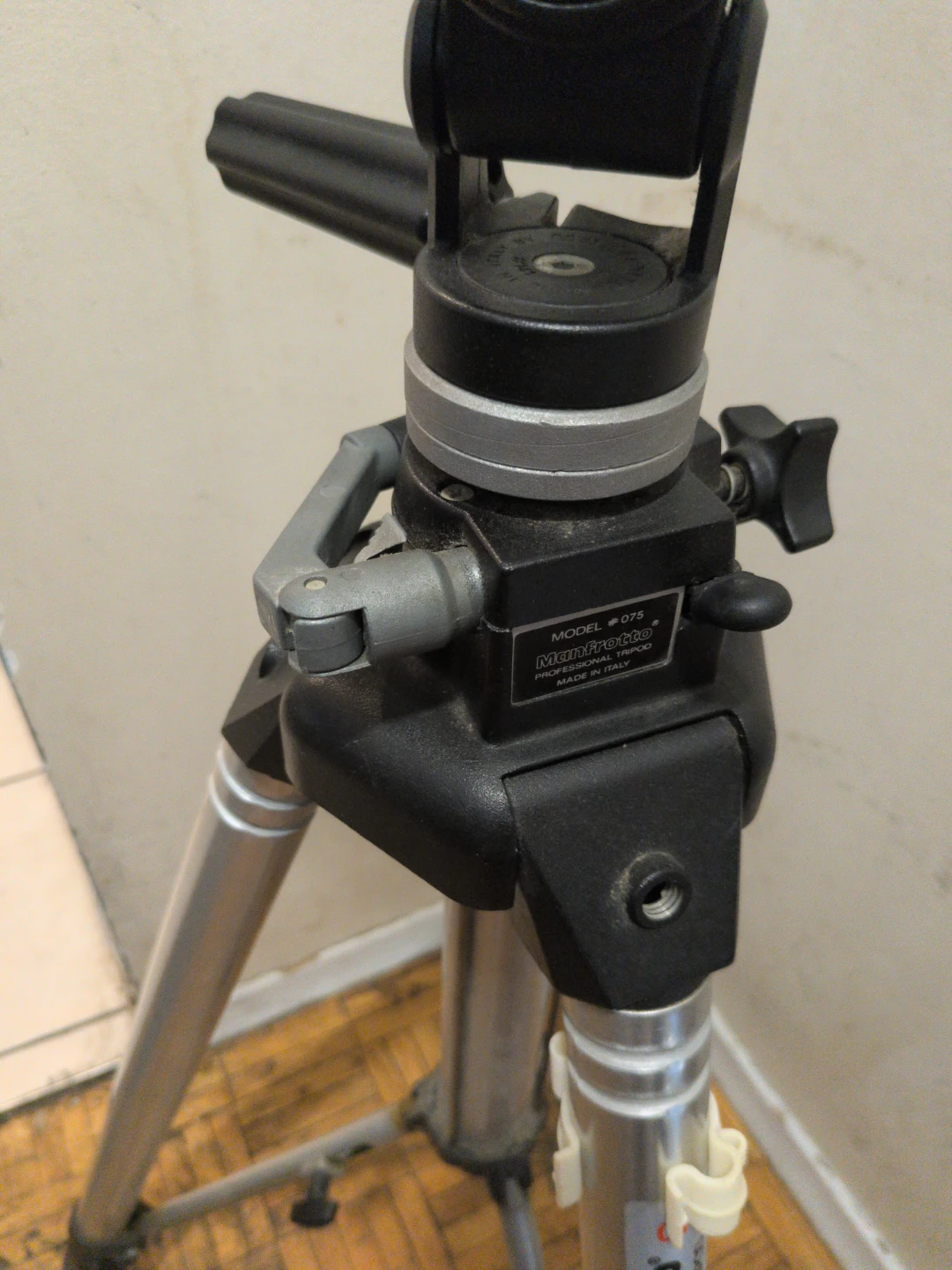 Manfrotto art075 tripod - photo 3