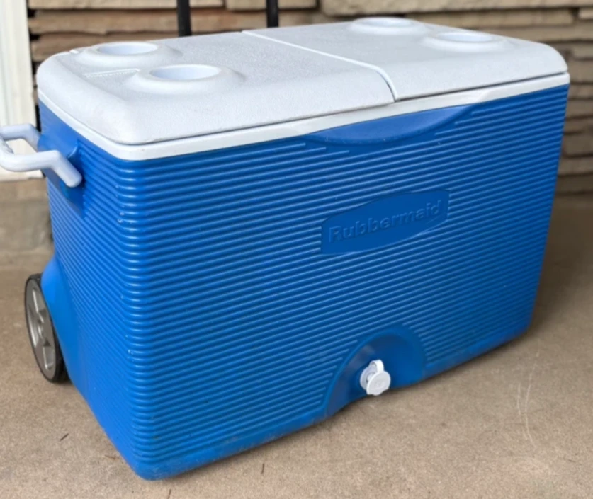 Rubbermaid Blue Rolling Cooler with Cup Holders
