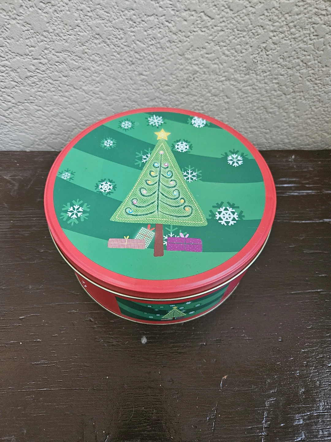 Round Christmas Tin - photo 2