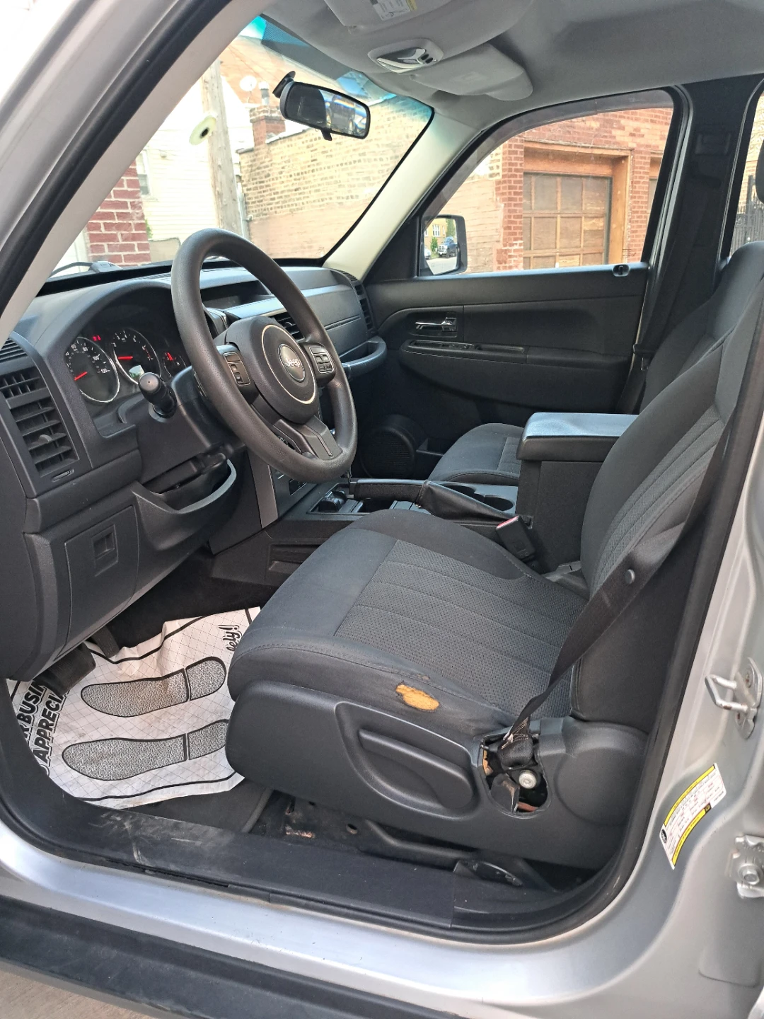 Silver Jeep Liberty 4x4 SUV - photo 5