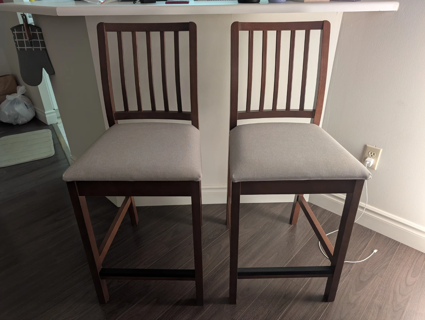 Set of 2 Dark Wood Bar Stools with Grey Cushions - photo 2