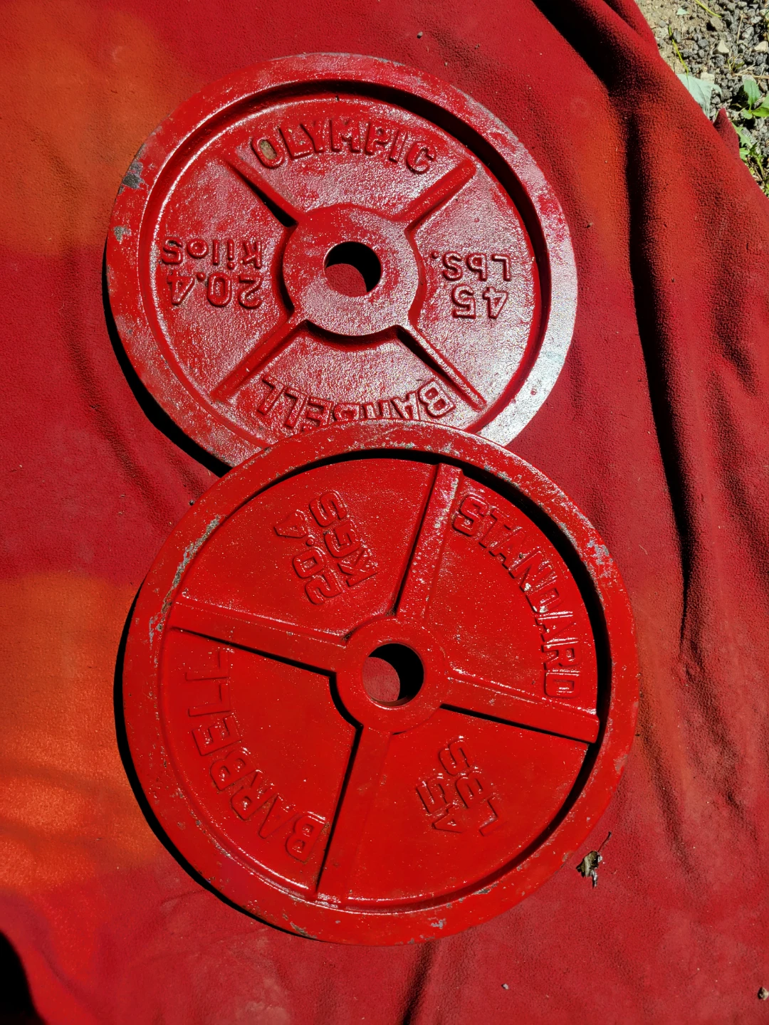 OLYMPIC.  2" HOLE  45LB PLATES TOTAL 90lbs  2-45s