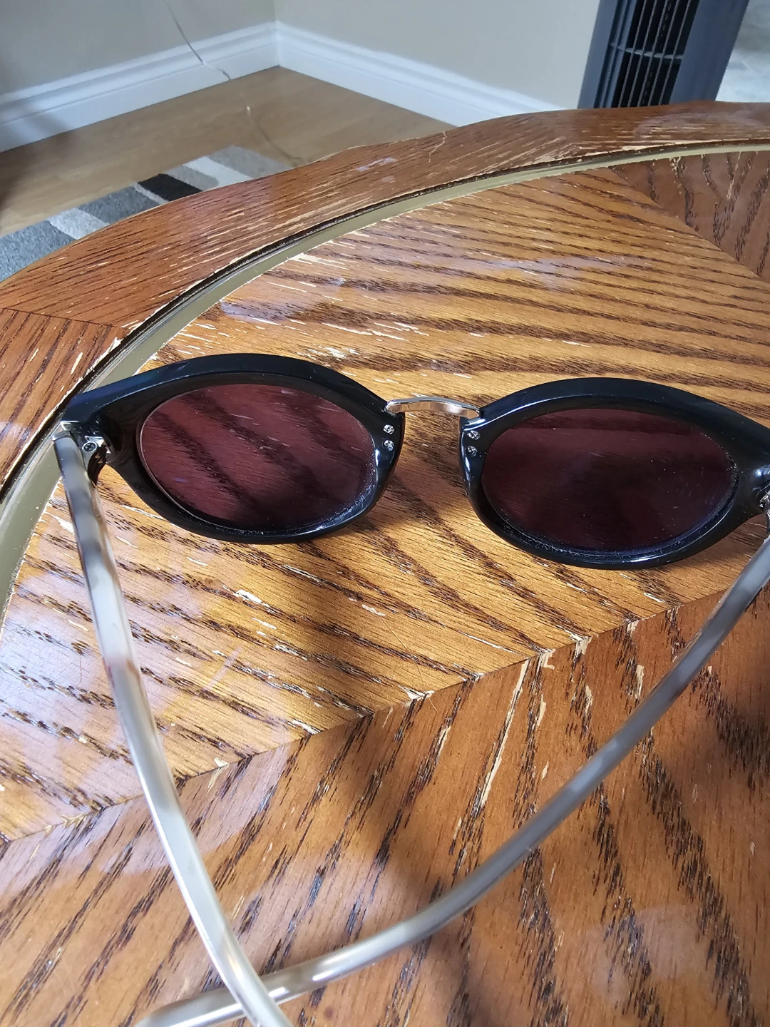 Burberry B4227 Round Sunglasses in great condition - photo 3