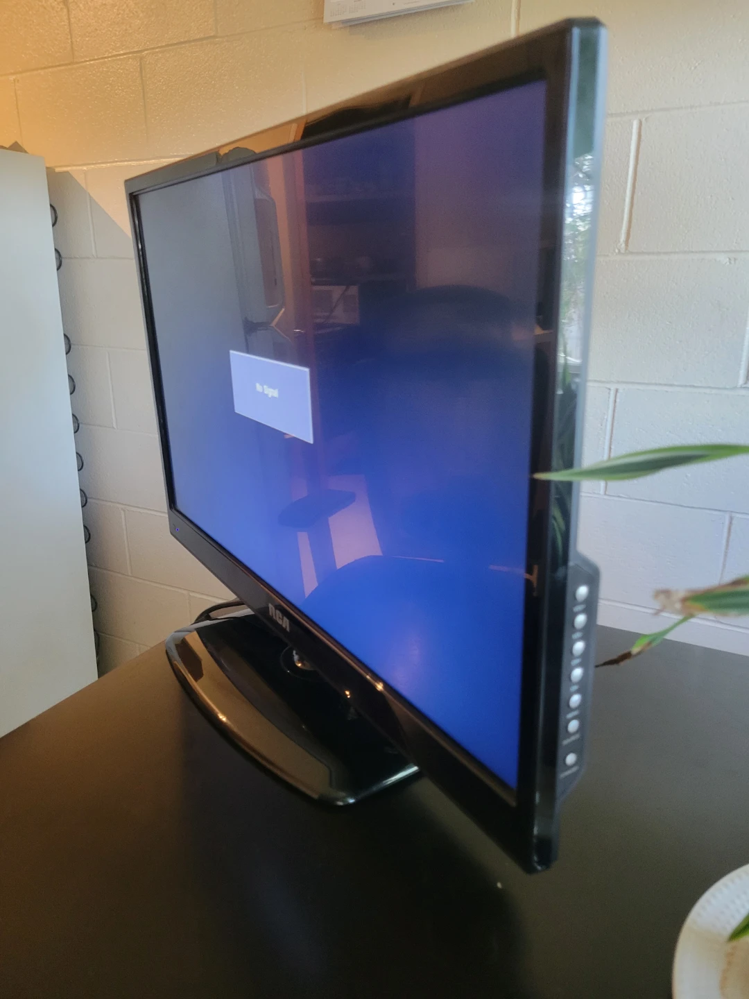 RCA 28 inch LED TV - photo 3