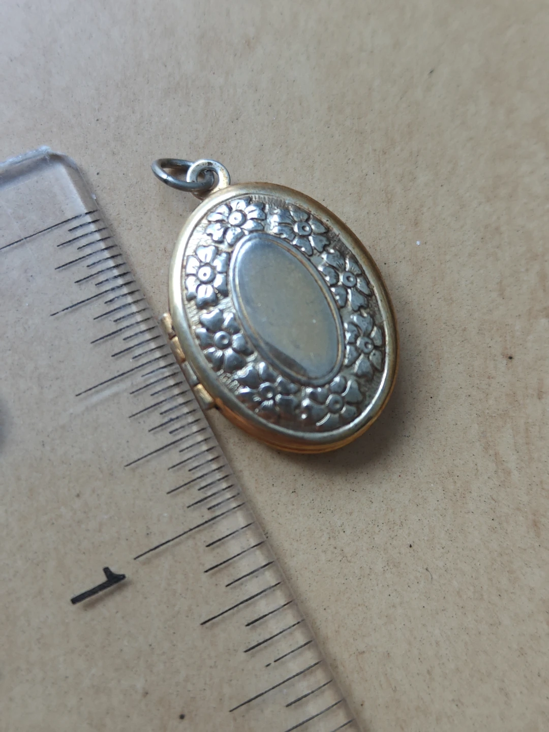 Vintage Gold toned Oval Locket Pendant - photo 5