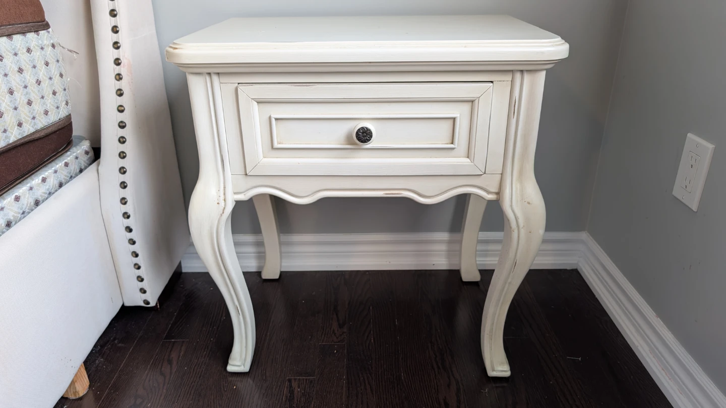 Chester drawers and matching night stands - photo 4