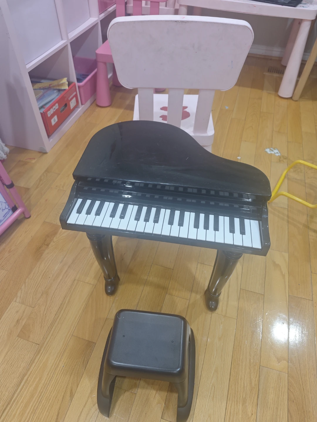 Black toy grand piano with stool - photo 3