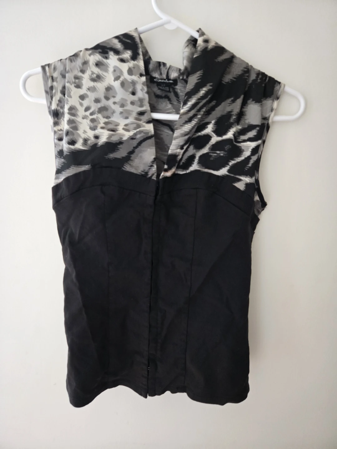 Sleeveless Blouse with Animal Print Collar - Small