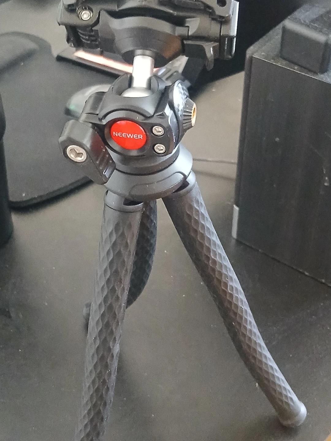 Neewer tripod with phone holder attachment - photo 2