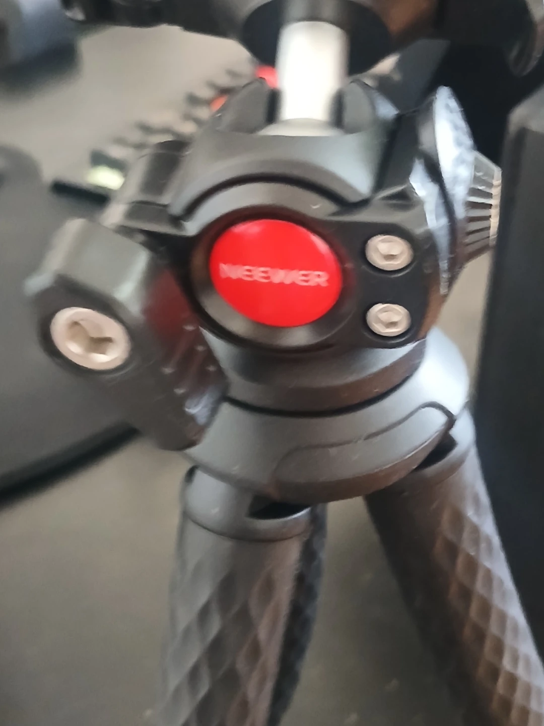 Neewer tripod with phone holder attachment - photo 3